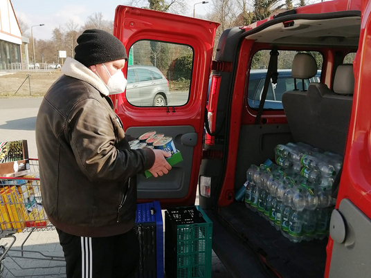 Immanuel Haus Storkow - Nachrichten - Am besten ist es, aktiv zu bleiben - Spendenaktion - Ukraine - Verladung der Spenden