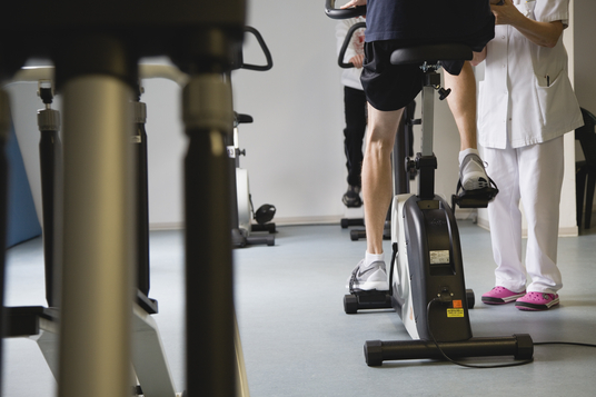 Kontinenztraining - speziell ausgerüstetes Fahrrad überträgt die Spannung im Beckenboden auf einen Bildschirm - der Patient sieht, ob er richtig trainiert